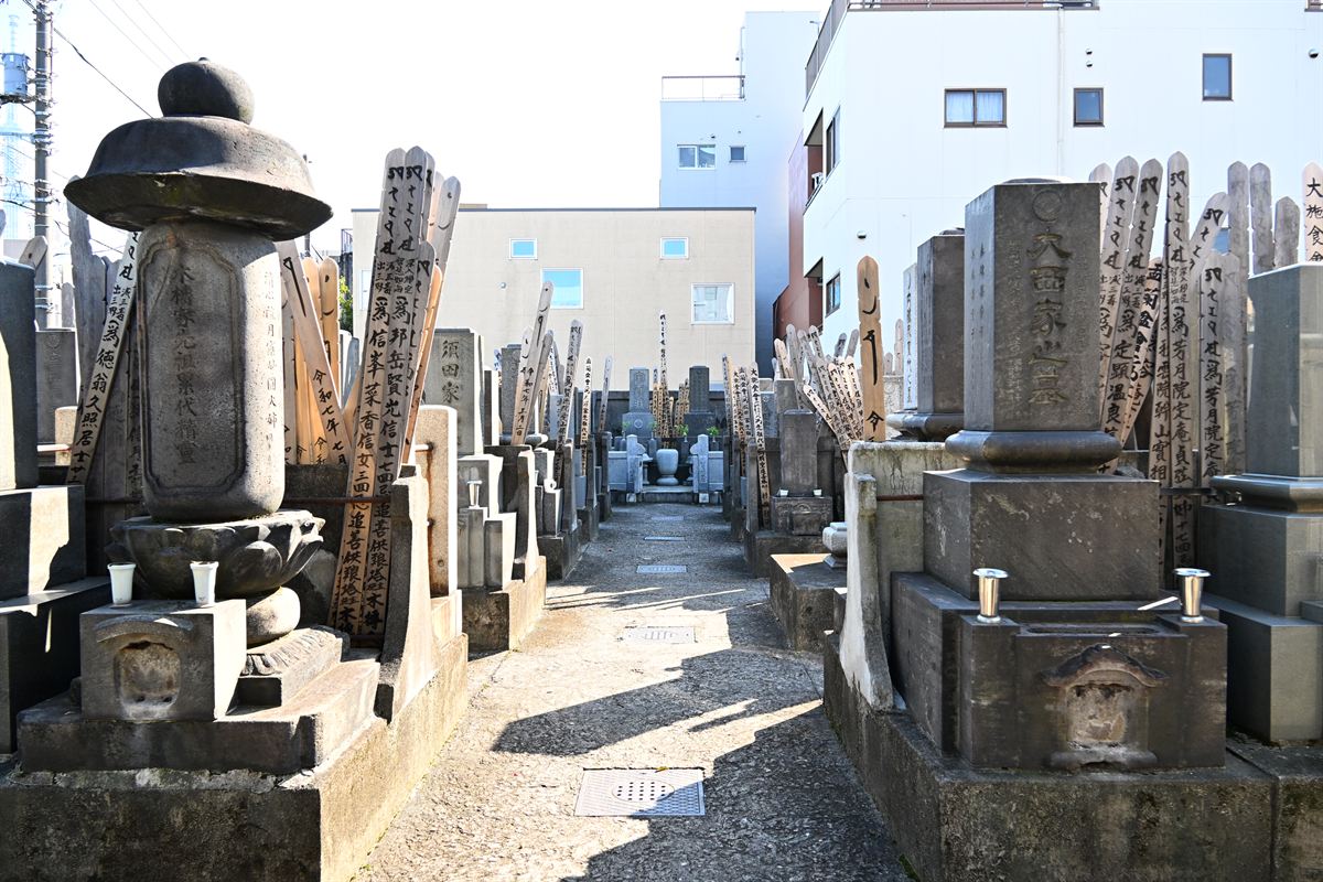 墓石が並ぶ境内の墓地