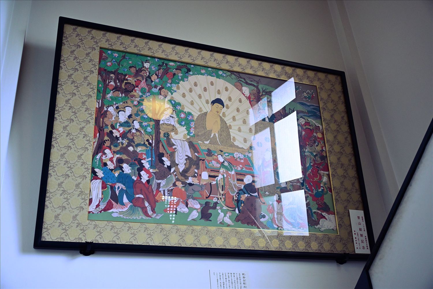 堂内に掲げられた仏画の額