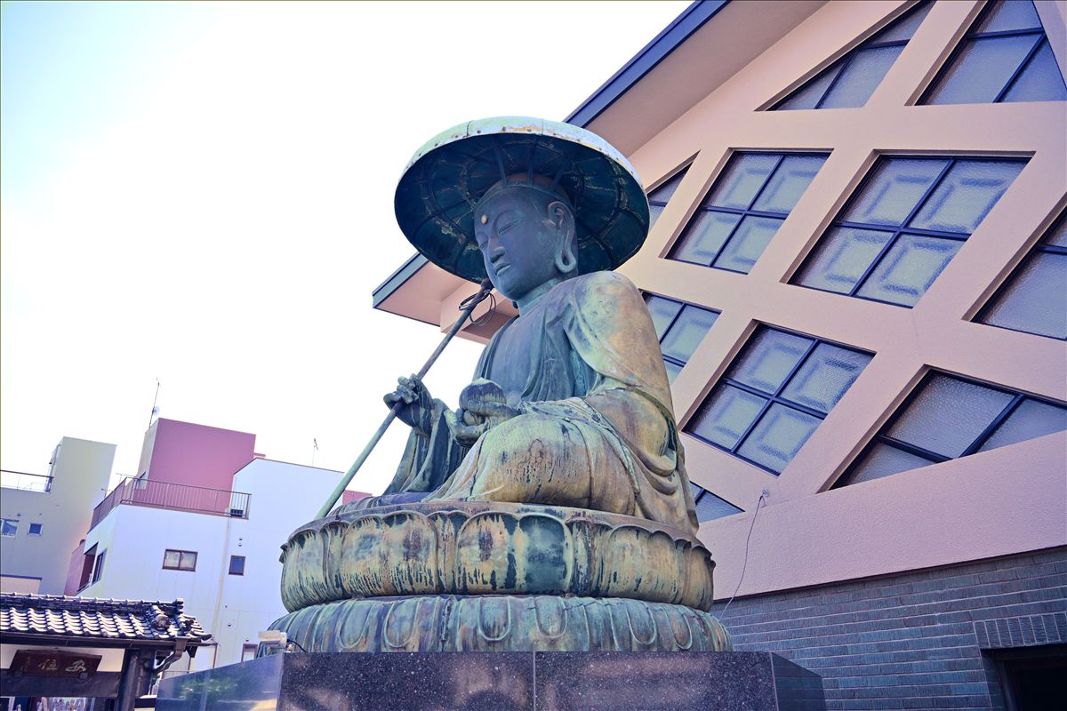 錫杖を手に本堂の傍らへ穏やかに佇む江戸六地蔵