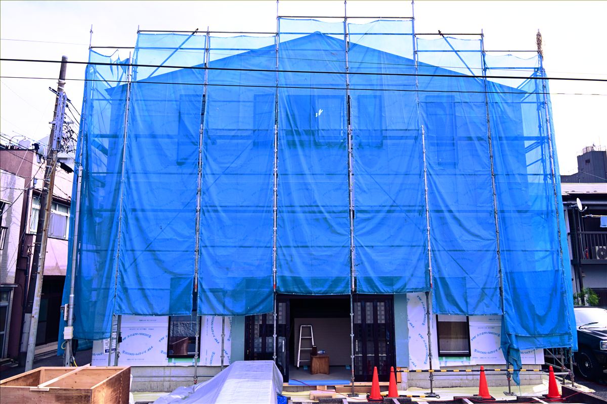 足場に覆われた建設中の檀信徒会館